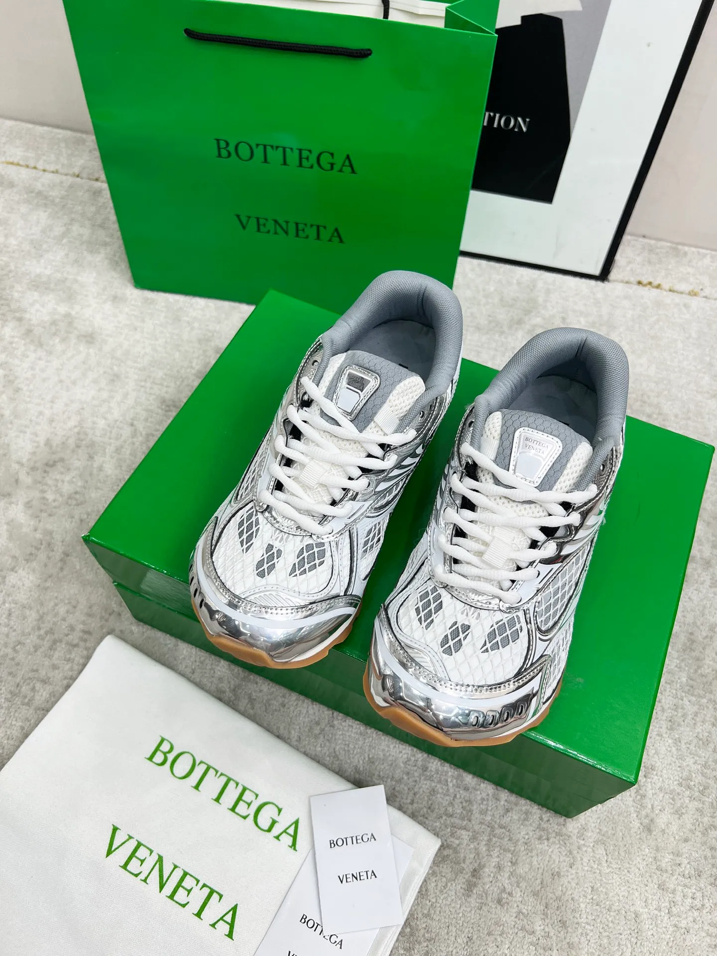 P540. Top version (couples model) Bottega Veneta Bottega Veneta 23ss autumn and winter show BV Orbit sneakers Wang Yibo's same style couples casual shoes dad shoes! Runner sneakers! Original purchase and development!  Made of original lightweight technical mesh fabric, the same as the original version! The process is complicated!  Paired with a rubber outsole designed with a geometric pattern, the high version of the Wang Zha series is actually much taller, but the legs still look slim. Very nice. Durable and playable, standard and version-matching shoe package technology, look for high-end versions. The original outsole is exclusively molded, and the color-blocked TPU outsole is used. The material and weight are the same as the original!  Size: #Female 35-41 (40 and 41 customized sizes are non-refundable) Male 39-45 (45 size customized are non-returnable and exchangeable)